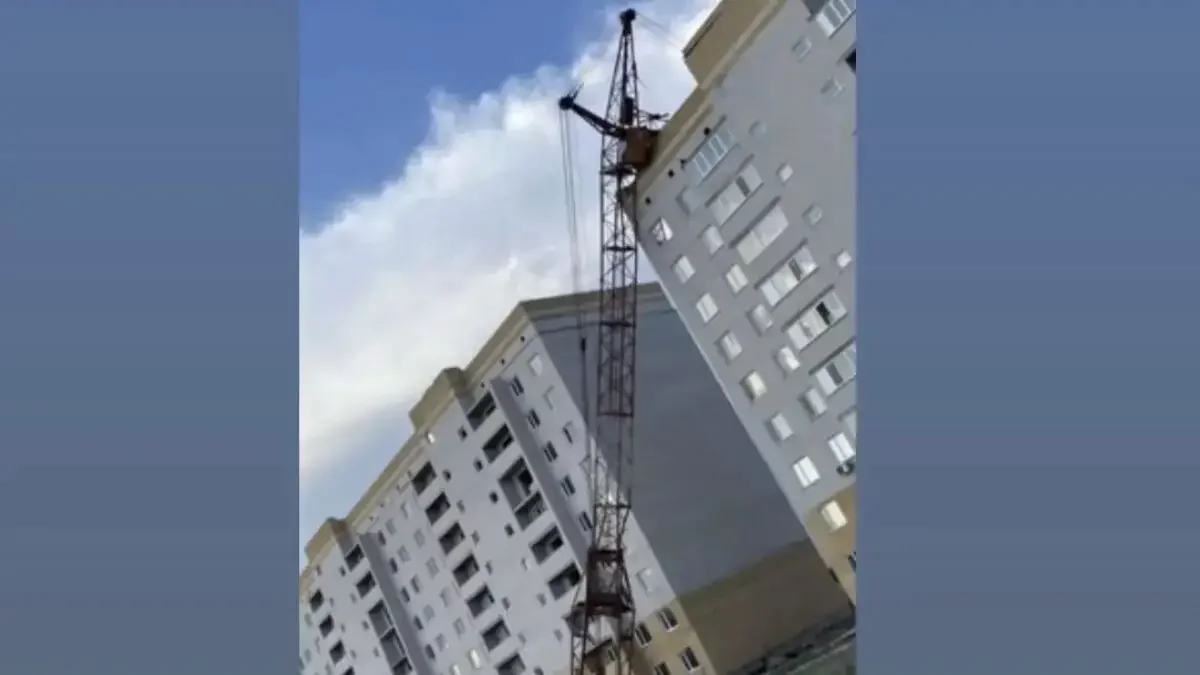 Ақсуда қатты желден құрылыс краны көпқабатты үйге құлады: тұрғындар баспанасыз қалды