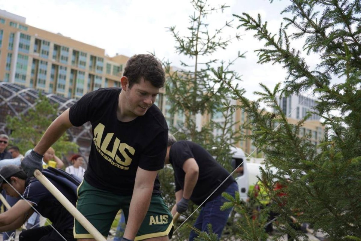 Спортсмены из 11 стран посадили деревья в Астане