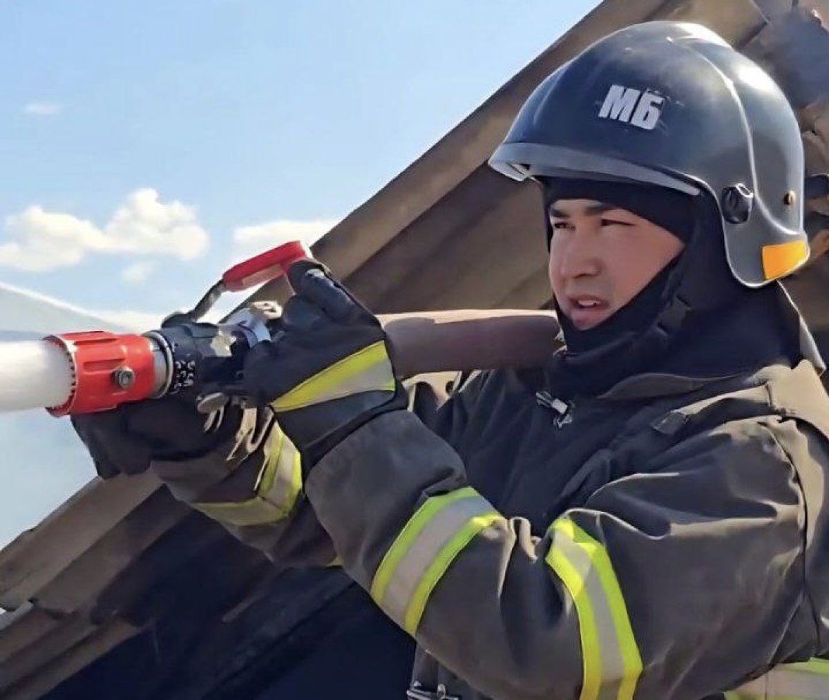 Жильцов эвакуировали из высотки в центре Астаны из-за пожара в кофейне