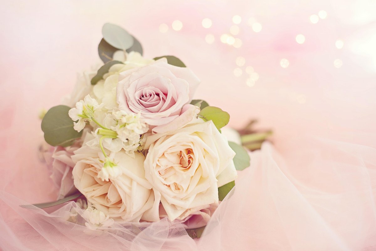 Поймал — передумал: гость на свадьбе бросил обратно букет невесты и обидел свою девушку