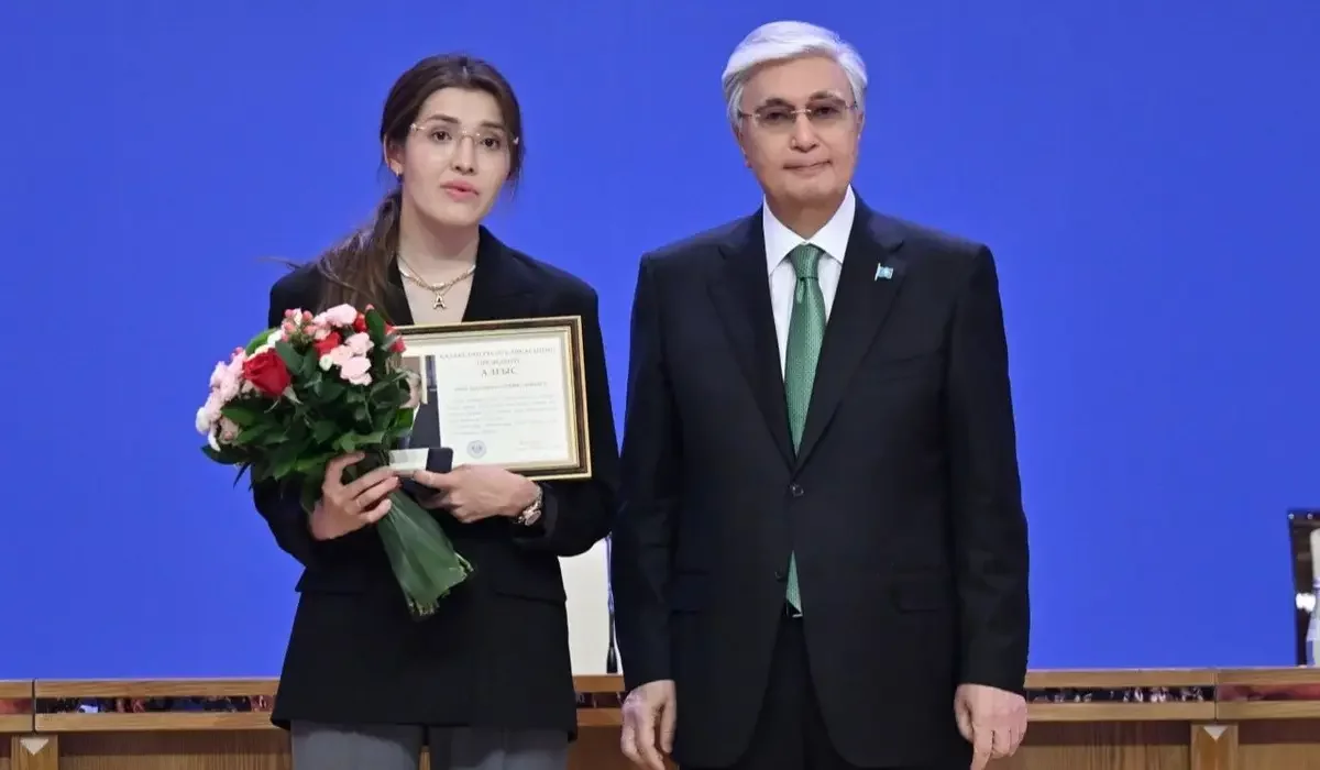 Өрт сөндіруші Асқар Забикулиннің жесірі Тоқаевтың қолынан марапат алды