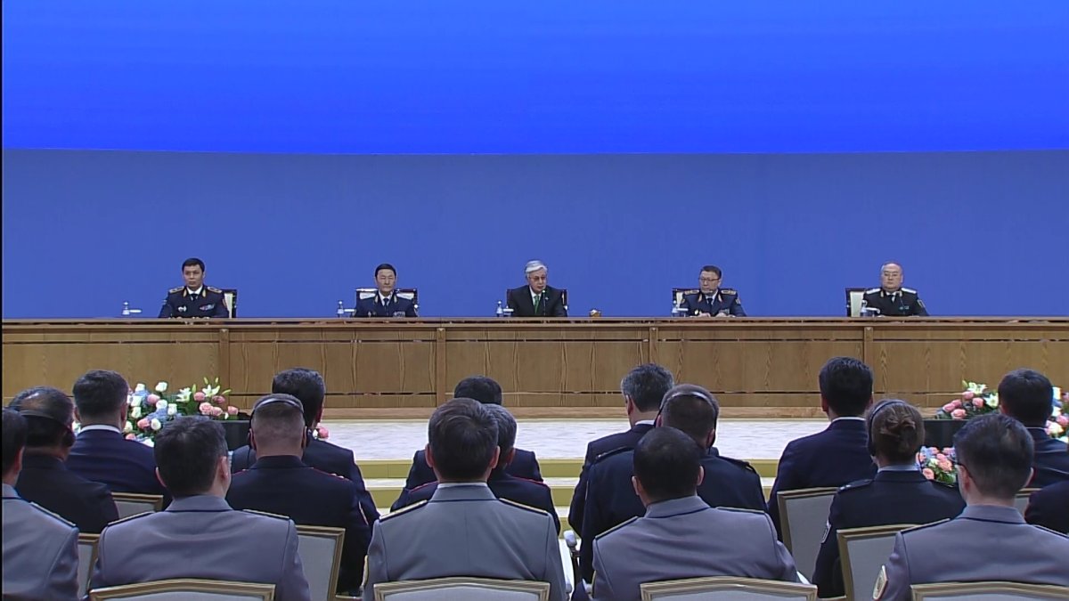 "На наших улицах стало спокойнее и безопаснее": Президент провел обширную встречу с правоохранительными органами в Акорде