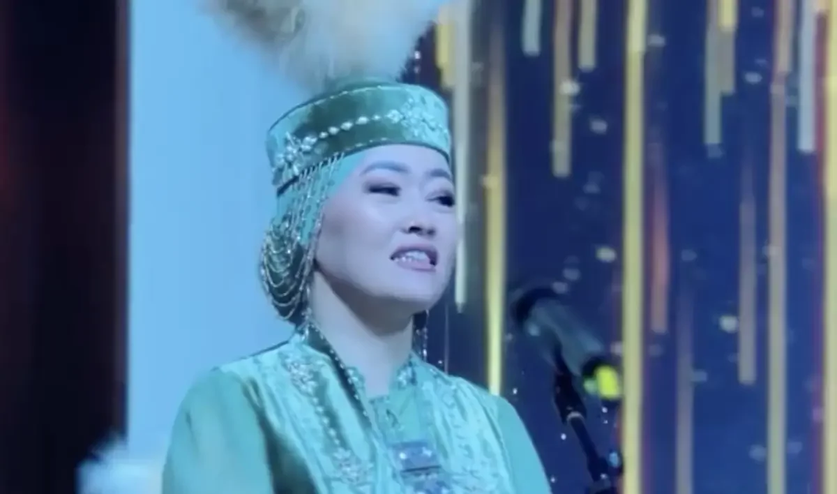 «Сені иіскегім келеді»: Түркістан облысында филармония басшысы дәстүрлі әншіге анайы ұсыныс айтқан