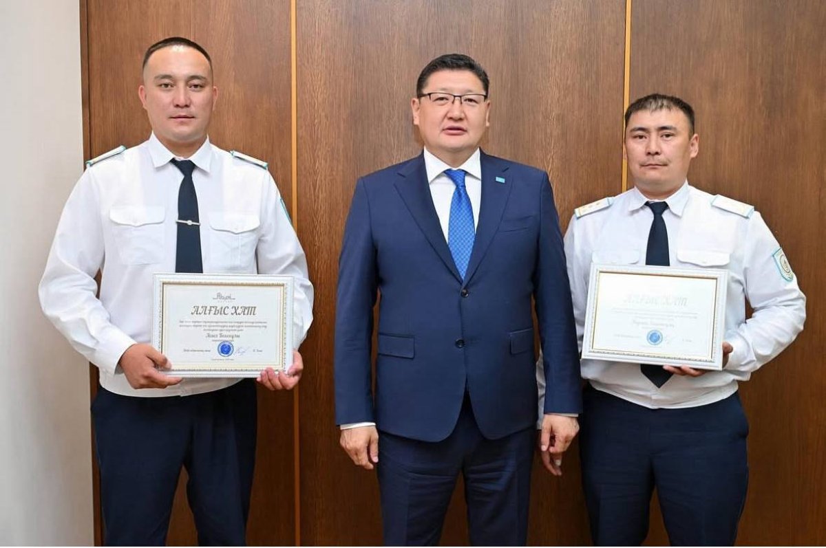 Абай облысында жоғалған баланы іздеп тапқан полицейлер марапатталды