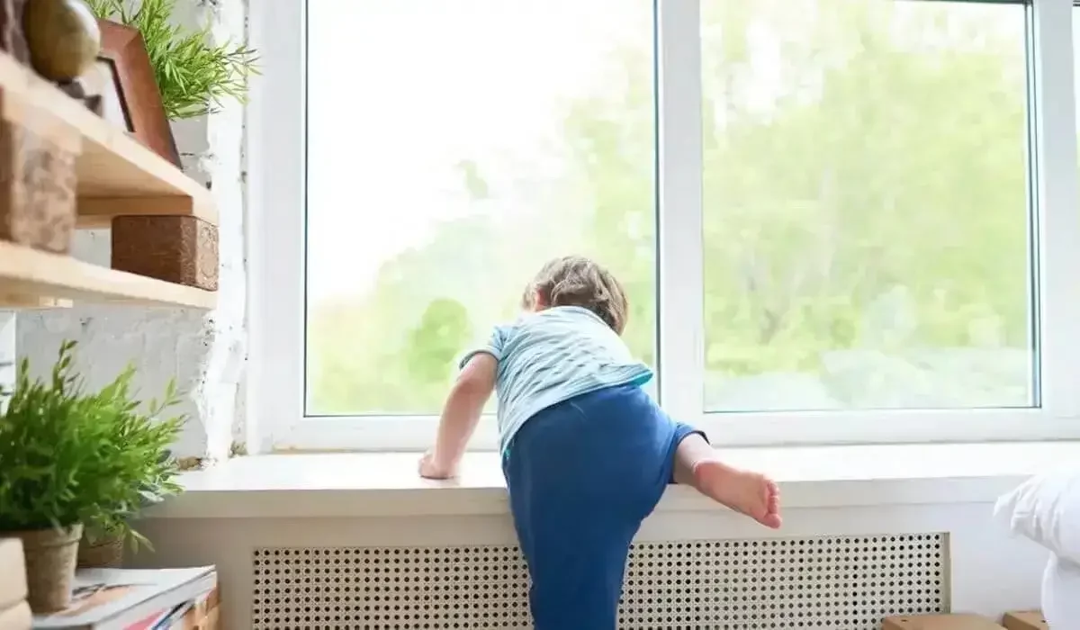 Алматыда үш жасар бүлдіршін 9-қабаттан құлап кетті