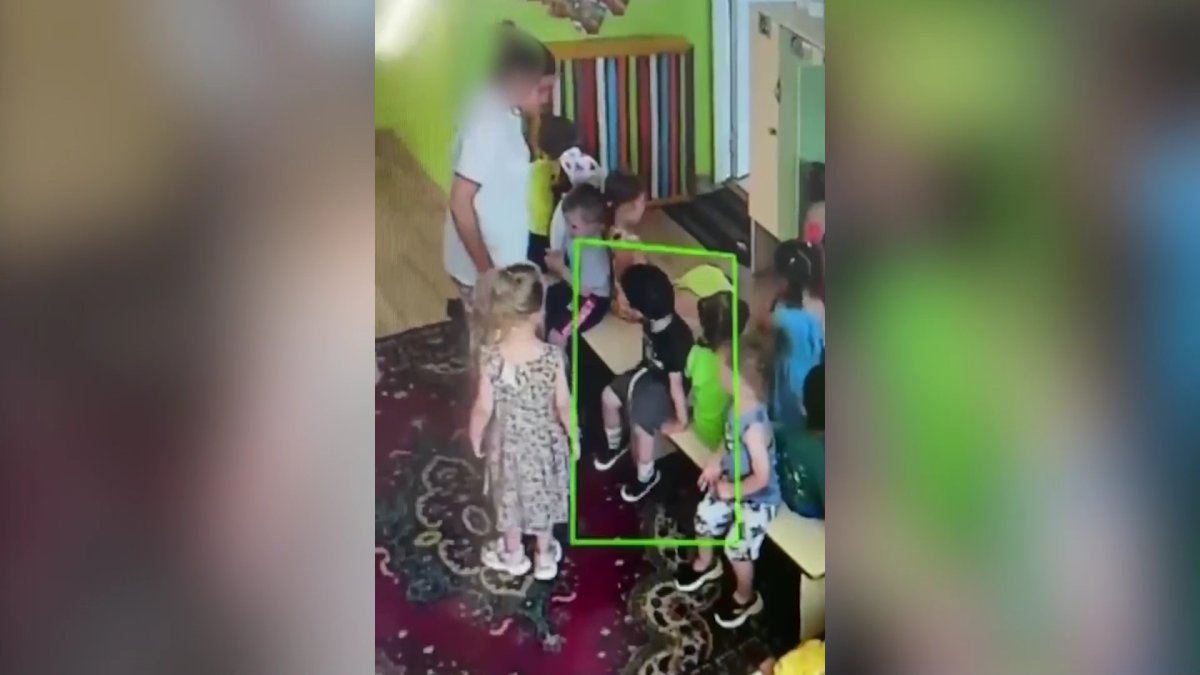 Павлодардағы балабақшалардың бірінде тәрбиеші балаларды жапай ұрып соққан