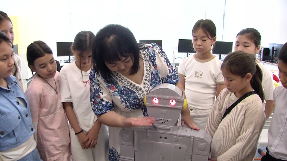 Астаналық оқушылар ақылды робот жасап шығарды