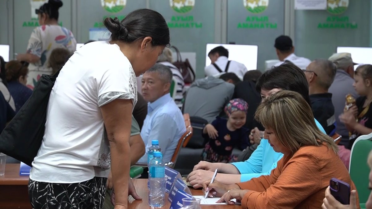 Свыше 100 жителей Уральска обратились в выездные общественные приёмные в рамках недели «Закон и порядок»