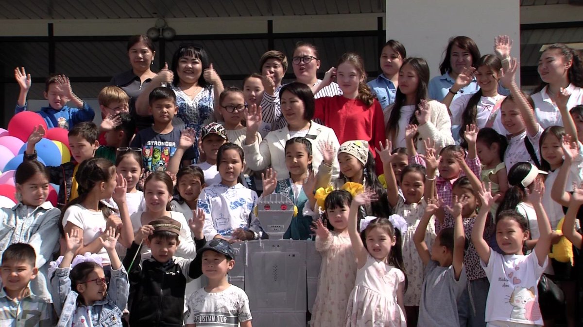 Робот по имени Темирбек покоряет столичные школы