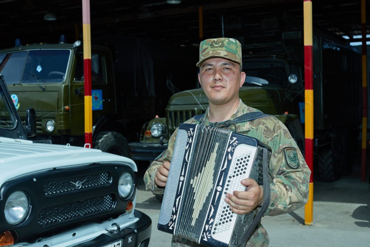 Әскердегі өнерлі сарбаз: Ұландық Ақәділ Асханұлы баянмен рух сыйлап жүр
