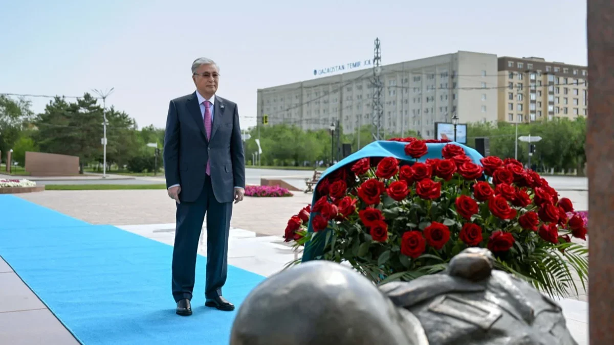 Президент Әлия Молдағұлованың мемориалдық ескерткіш кешеніне гүл шоғын қойды