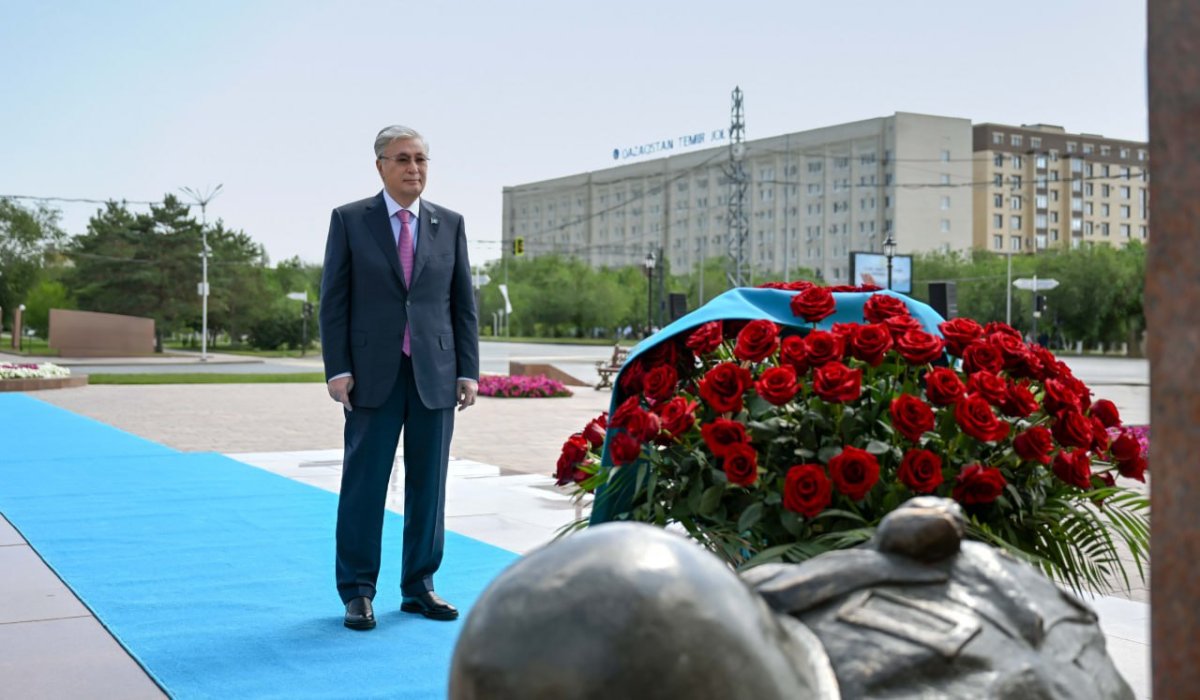 Президент почтил минутой молчания память Героя Советского Союза Алии Молдагуловой