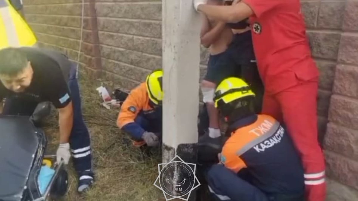 Спасатели освободили мужчину, проткнувшего ногу арматурой