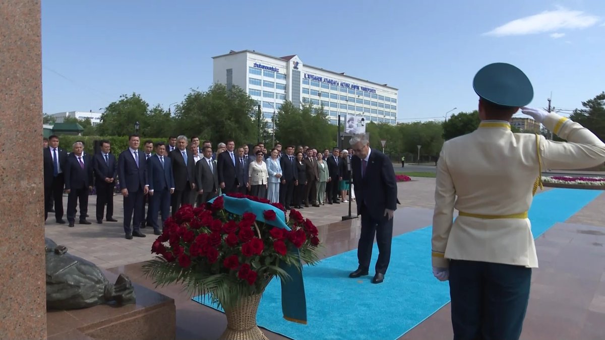 Токаев почтил память Алии Молдагуловой в Актюбинской области