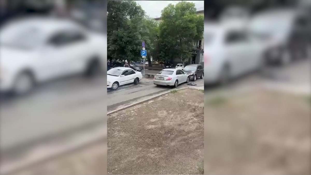 В Усть-Каменогорске водитель протаранил машину, врезался в столб и скрылся с места ДТП