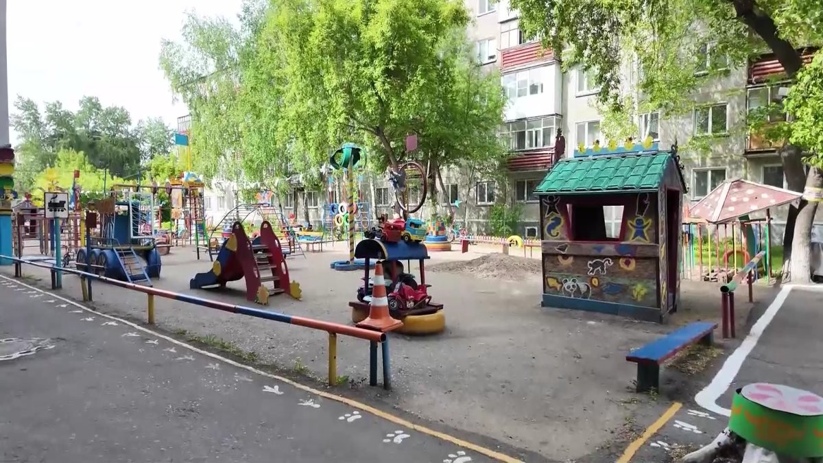 "Детская сказка" - пенсионер изменил до неузнаваемости двор в Петропавловске