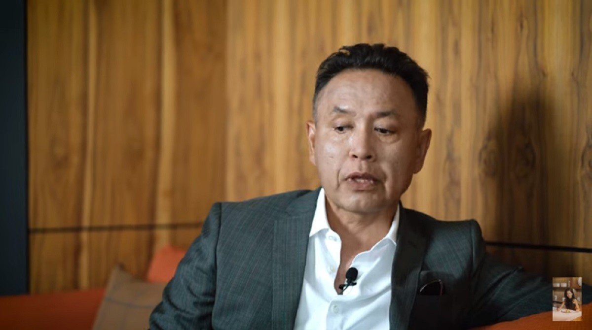 Айсәуле Бақытбек сұхбат кезінде өгей әкесін жылатып алды