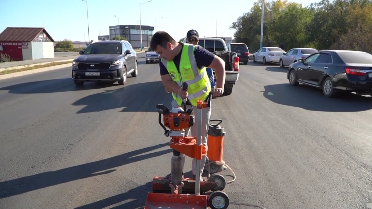 Ақтөбеде жаңадан салынған асфальтты бұзып жатыр