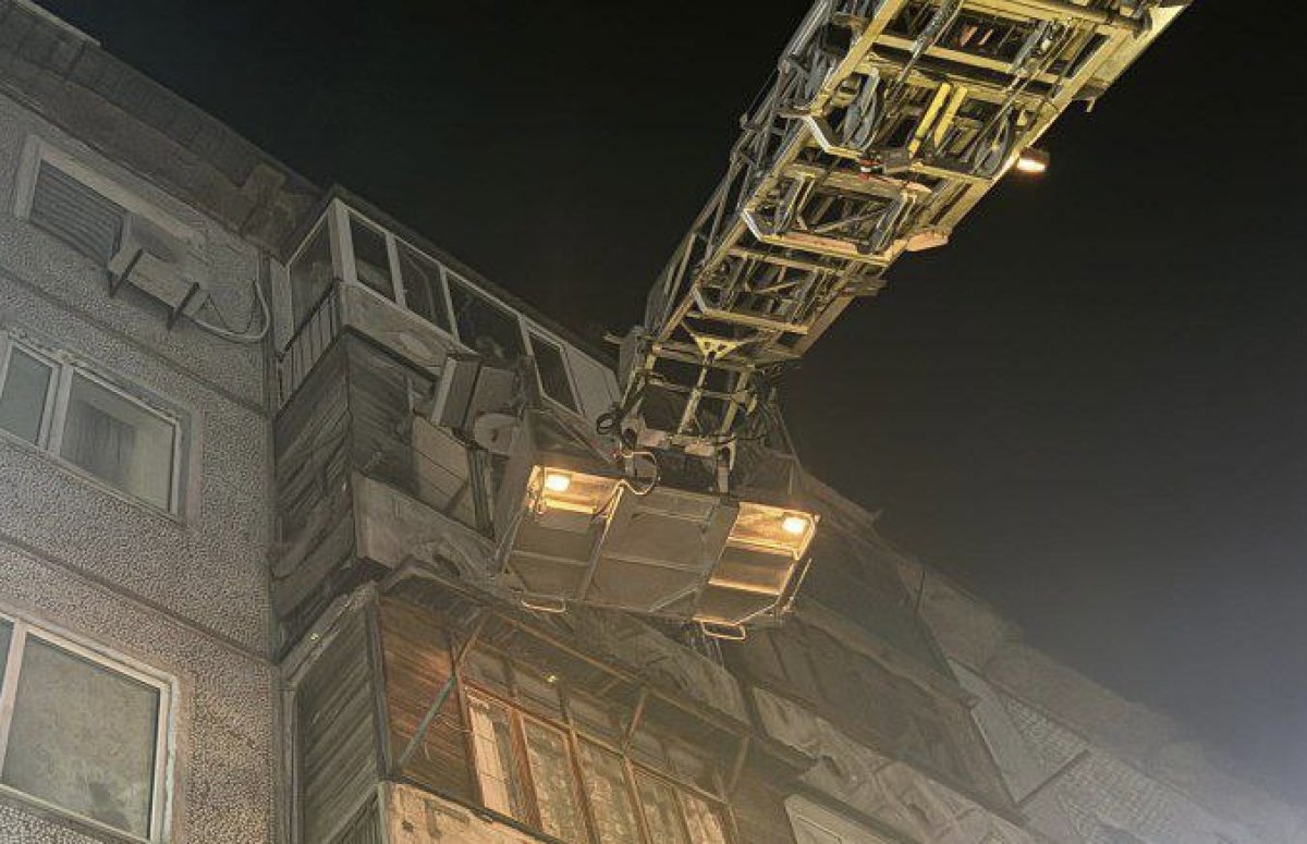 30 человек эвакуировали из горящего дома в Петропавловске