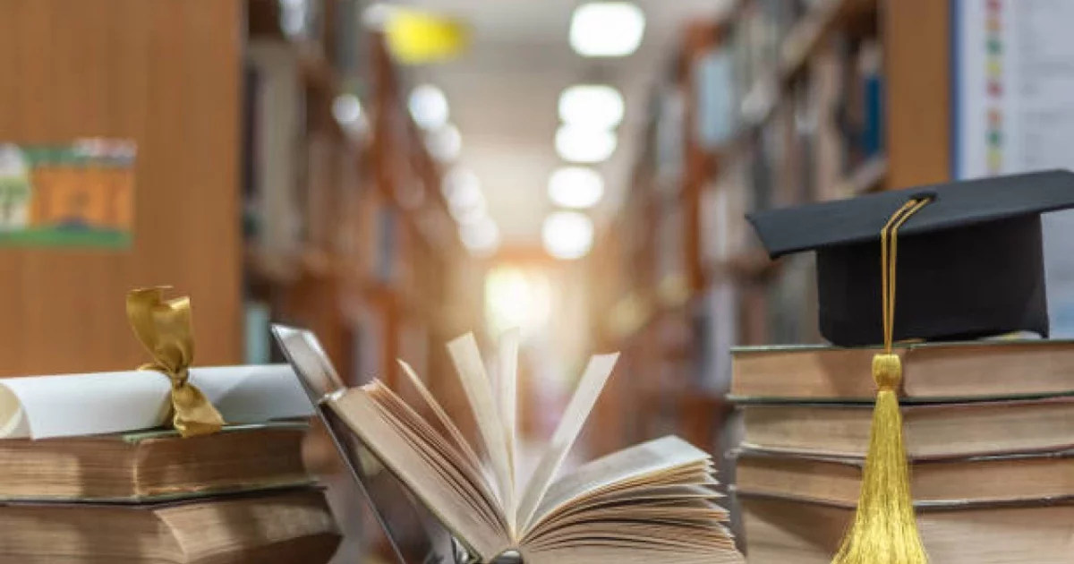 Студент тапанша мен пышақ алып, проректорды қорқытқан