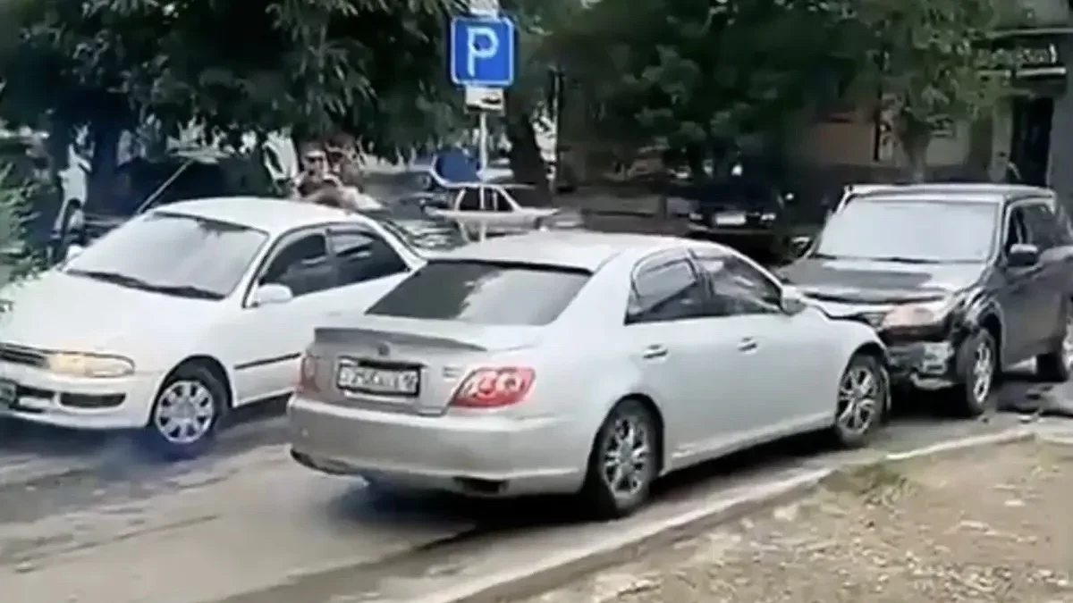 Өскеменде ер адам аулада тұрған бірнеше көлікті соғып, қашып кеткен: істің мән-жайы анықталды