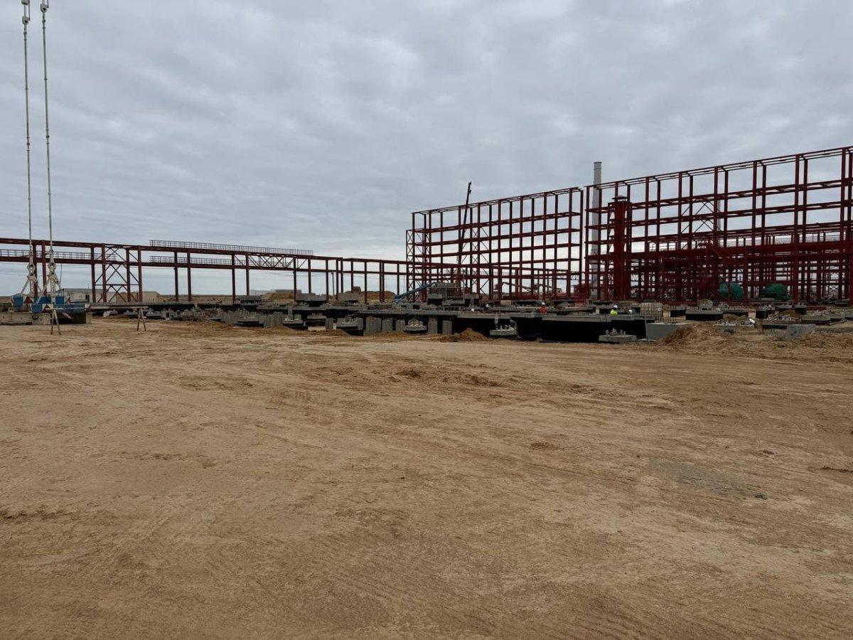 Стратегический проект: в Атырау возводят завод по переработке газа