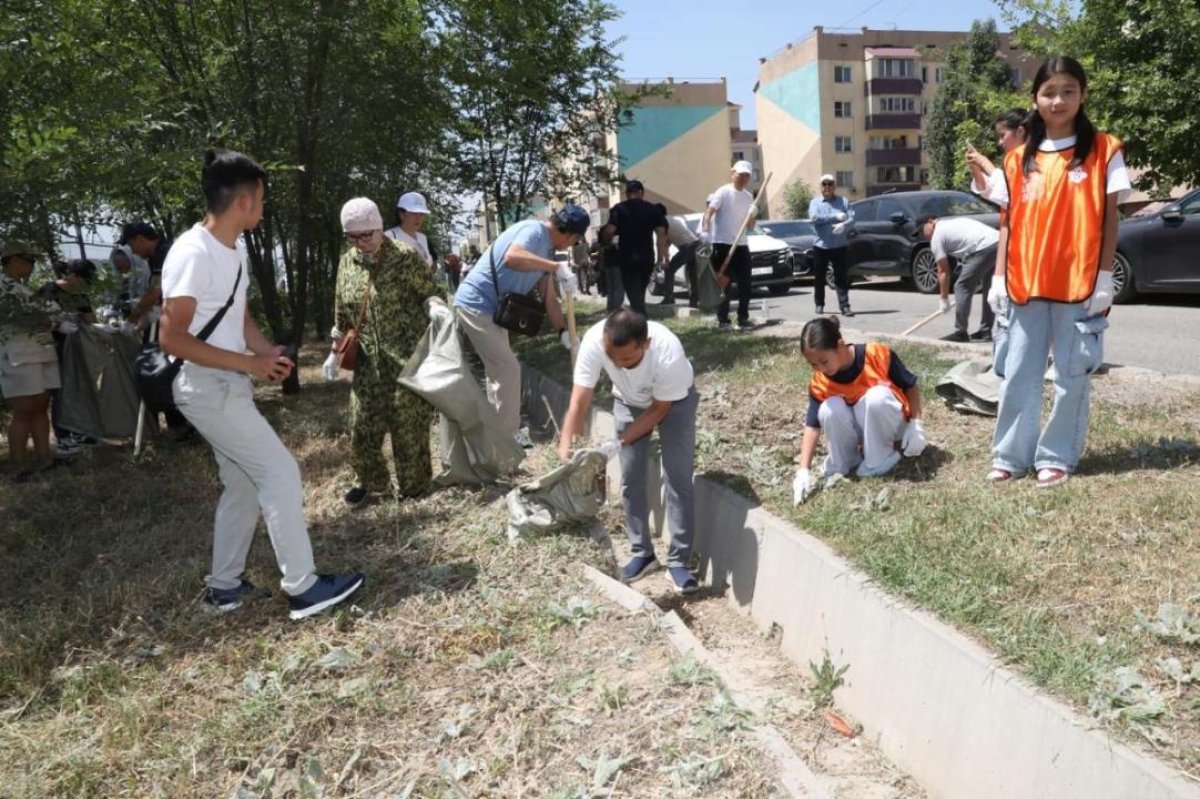 «Таза Қазақстан»: артисты, спортсмены и жители Алматы вместе вышли на субботник