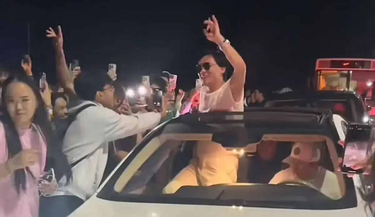 Жанкүйерлер Қайрат Нұртастың көлігін қоршап, жол бермей қойды