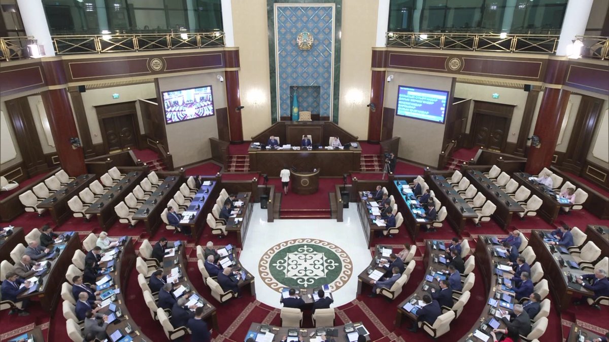 Демалысқа шыққан депутаттар сессия бойы не тындырды?