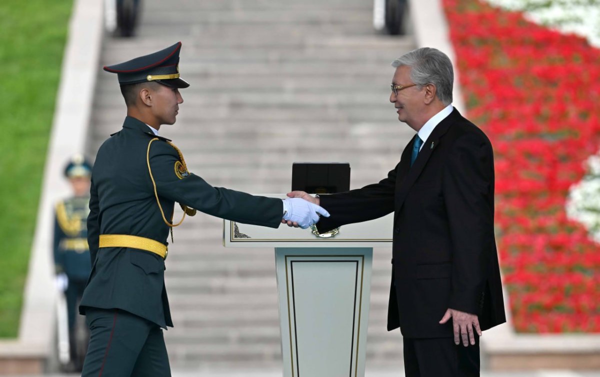 Лучшие выпускники военных вузов получили офицерские погоны из рук Президента