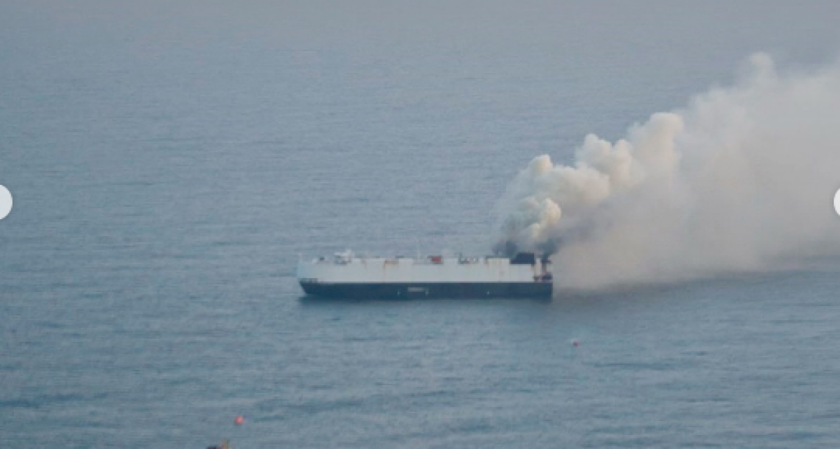 В Тихом океане горит судно с тремя тысячами автомобилей.
