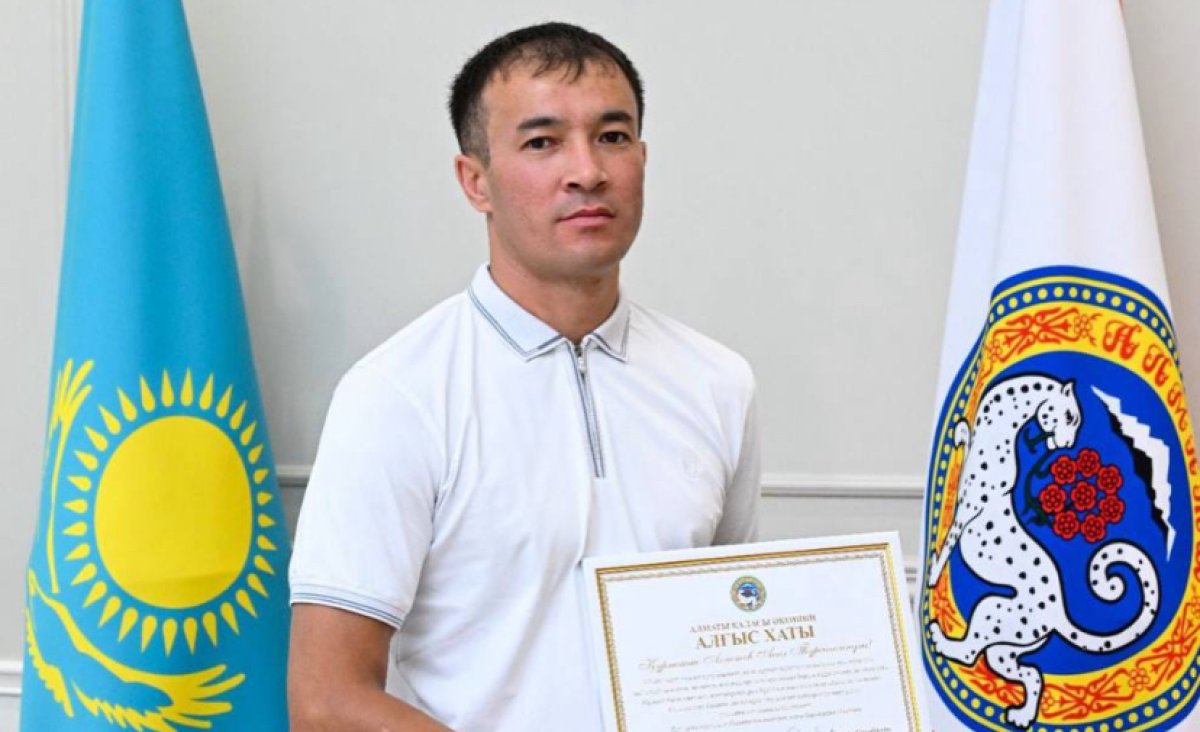Потушившего пожар мужчину наградили в Алматы