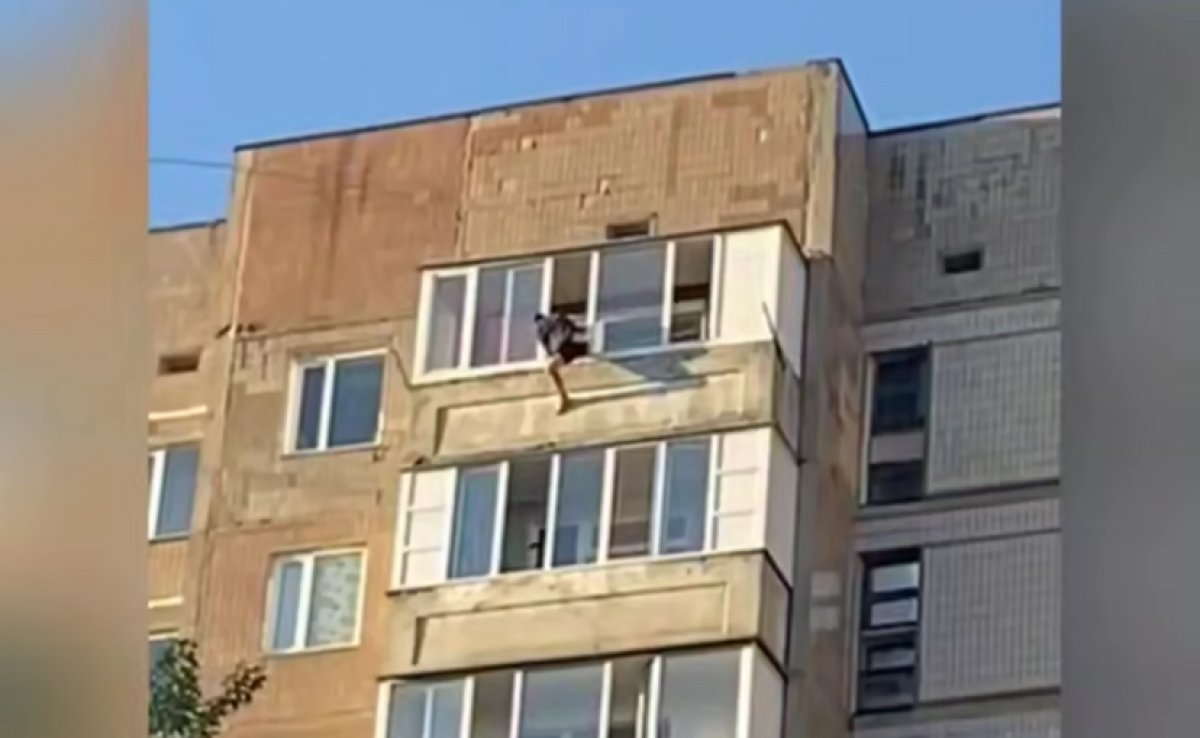 Карагандинец пытался спрыгнуть с балкона 9 этажа