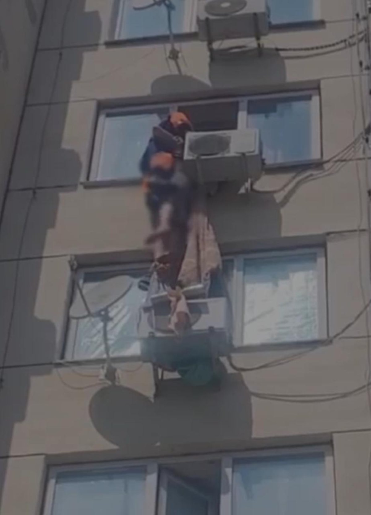 Бесінші қабаттан құлай жаздады