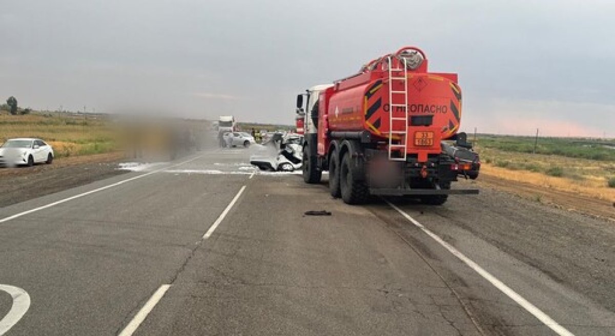 Трое полицейских погибли в аварии с бензовозом под Астраханью