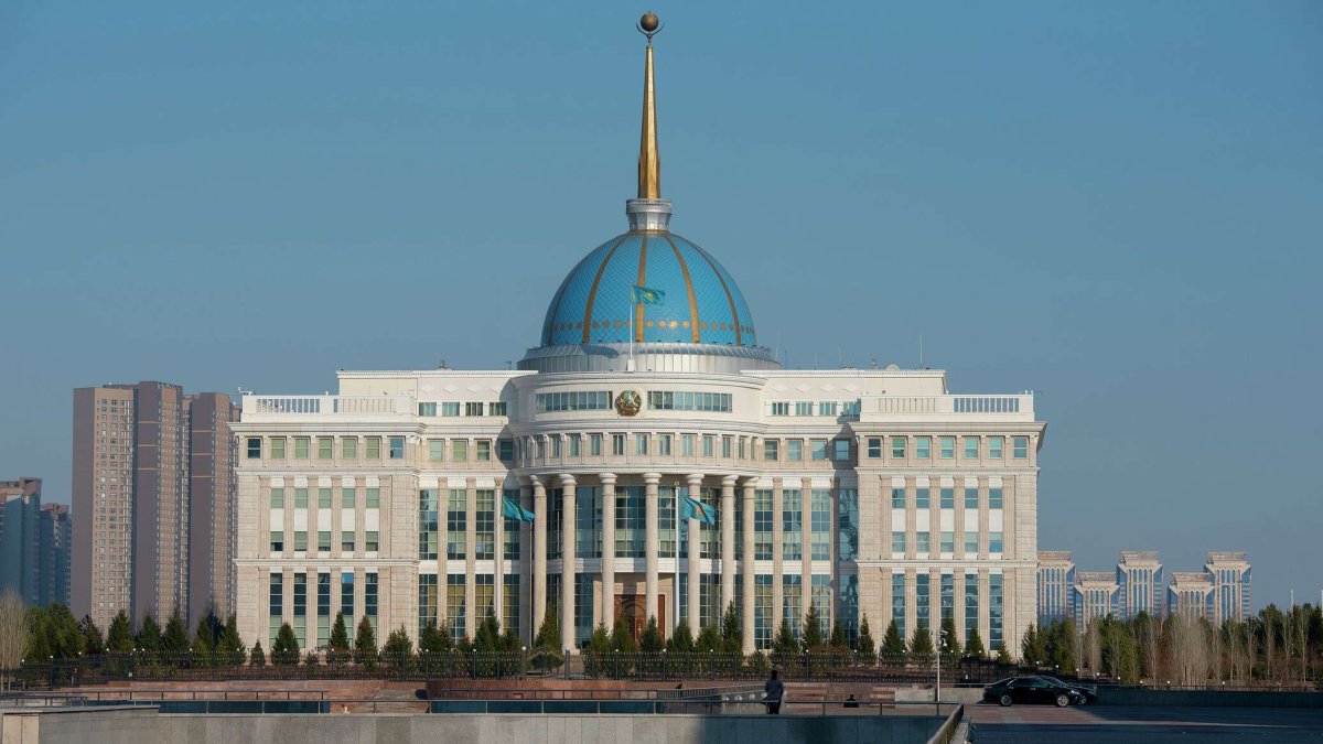 Глава государства принял вновь назначенного министра обороны