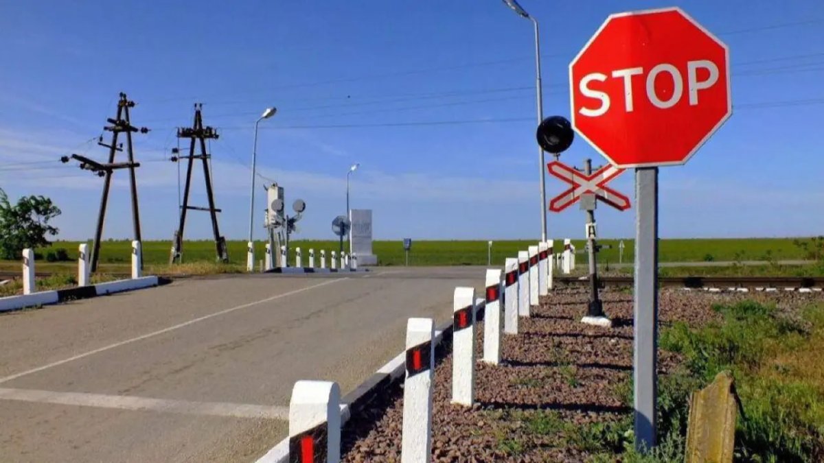 Автобус выехал на рельсы перед приближающимся составом в Жамбылской области
