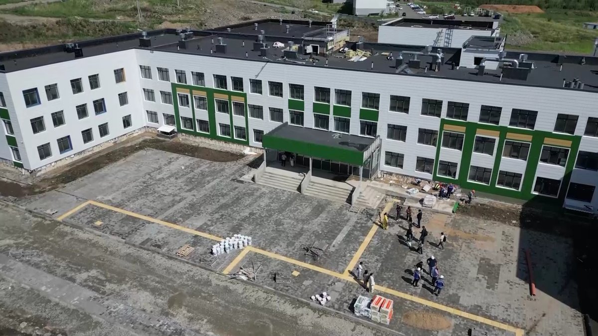 Комфортная школа на шестьсот мест откроется к 1 сентября в Усть-Каменогорске: ход строительства проверили депутаты мажилиса