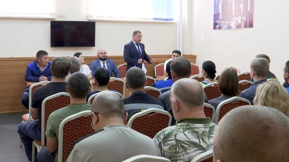 Павлодарда депутаттар зауыт жұмысшыларымен кездесті