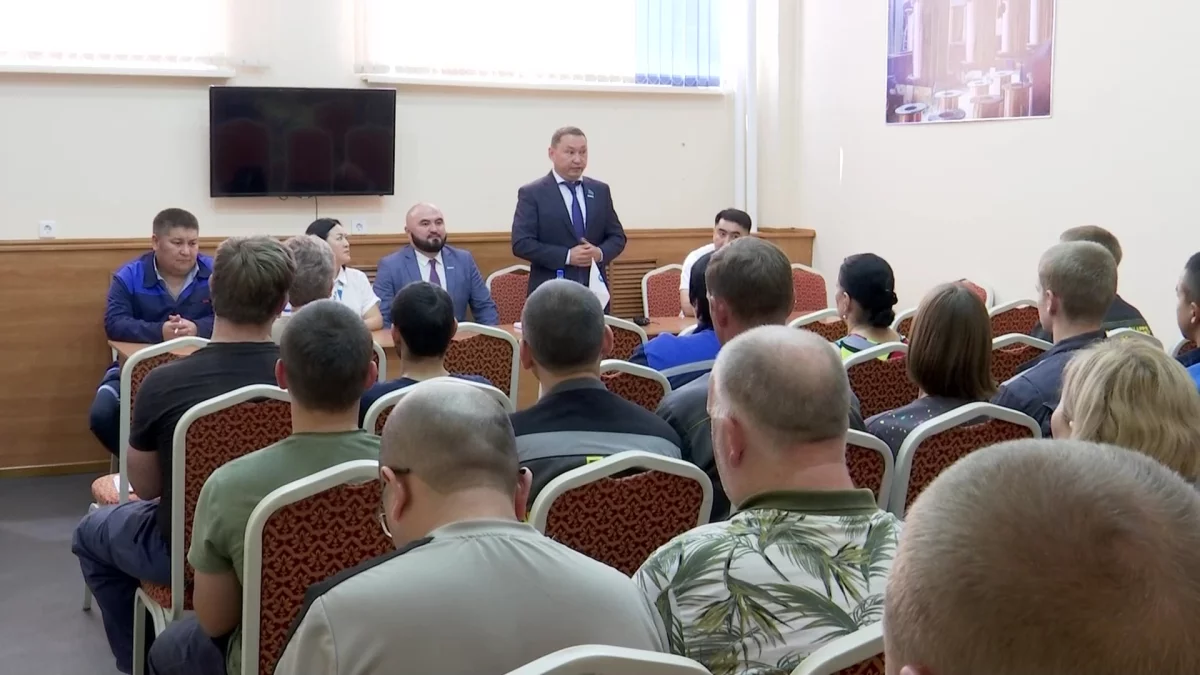 Депутаты от партии «AMANAT» провели встречу с сотрудниками завода «Казэнергокабель»