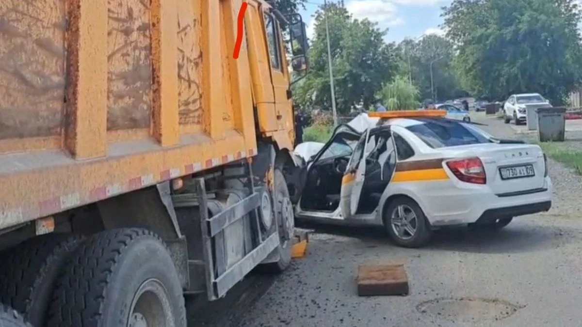 Қарағандыда жүк көлігі жеңіл көлікті таптап кетіп, бір адам қаза тапты