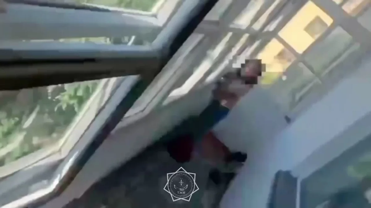 Семейде 4 жасар бала үйінде қамалып қалды