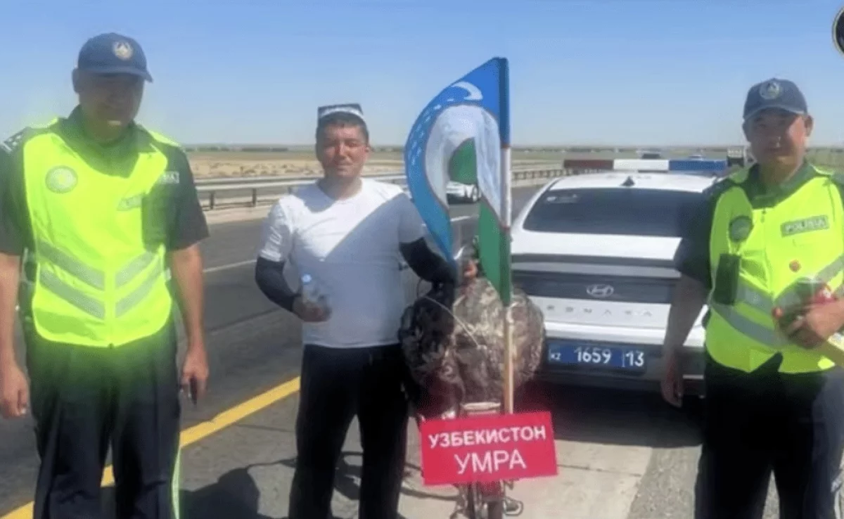 Туркестанские полицейские помогли паломнику, который отправился в Мекку на велосипеде