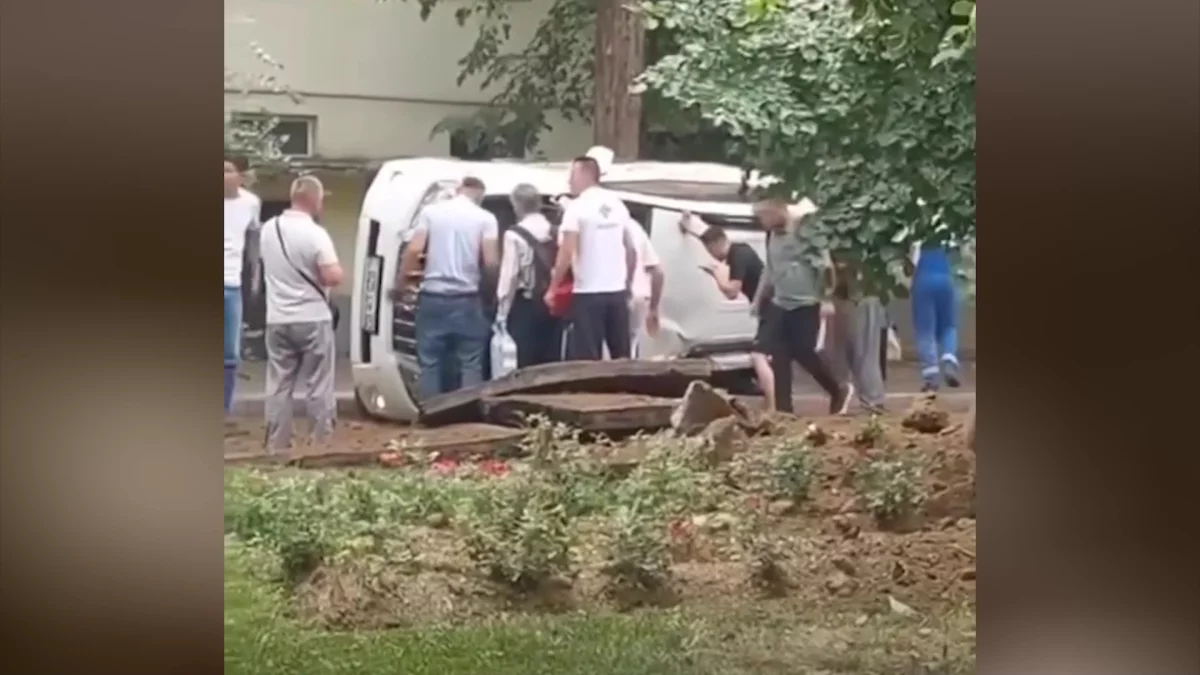 Алматыда газ құбыры жарылып, бір автокөлік аударылып қалды