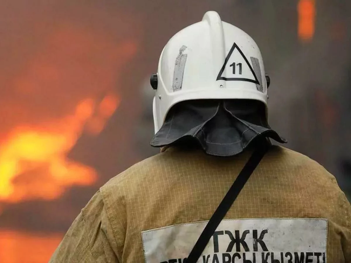 Құтқарушылар өрт кезінде газ және оттегі баллондарын алып шықты