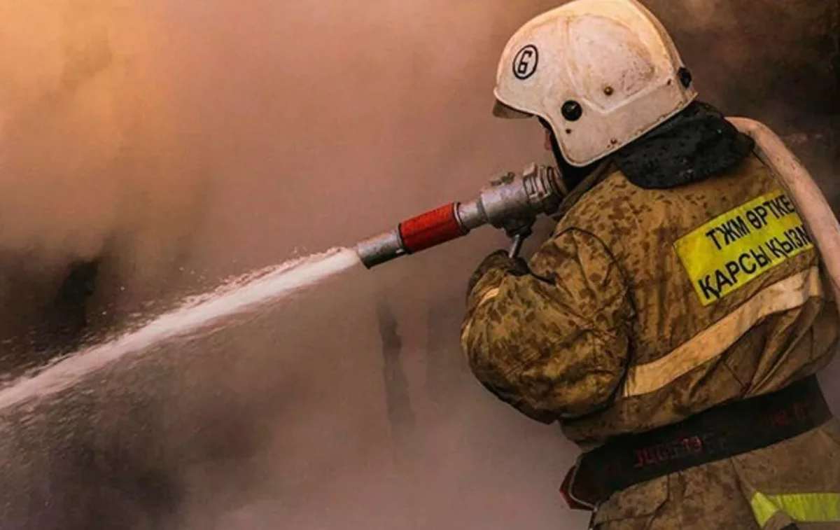 Елордалық өрт сөндірушілер жанып жатқан көлікті сөндірді