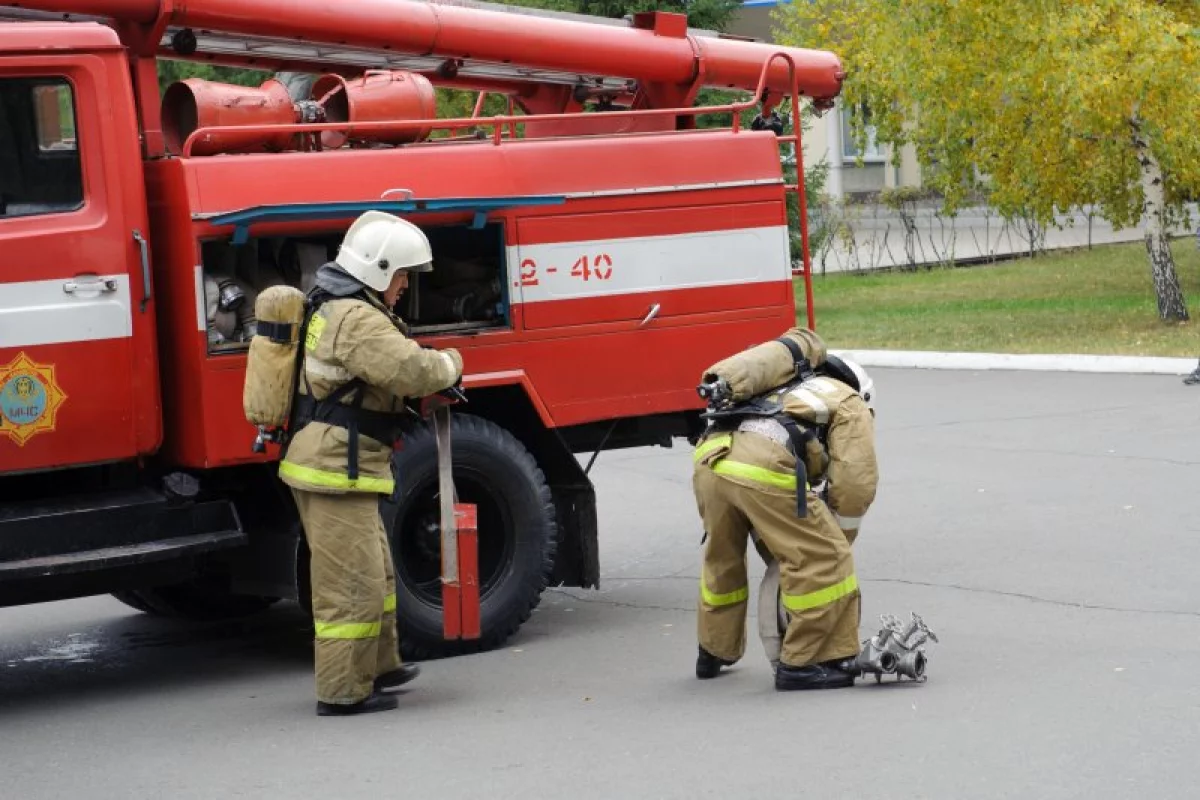 ТЖМ қызметкерлері жеке үй мен автокөлікті өрттен қорғады