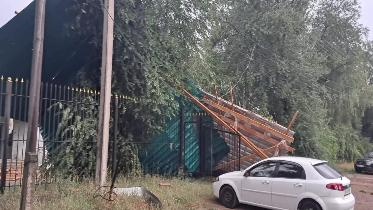 Крышу дома культуры снесло ветром в ЗКО