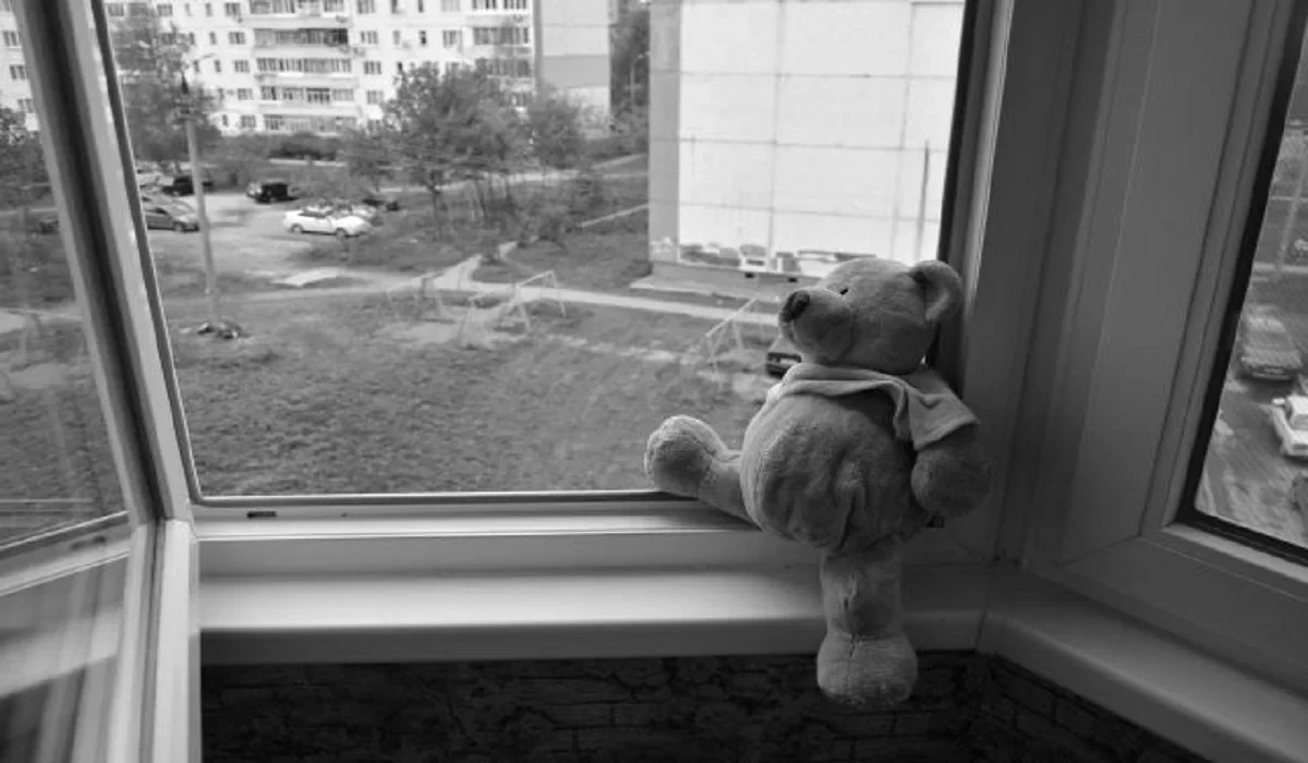 Павлодарда 9 жастағы бала үшінші қабаттан құлап кетті