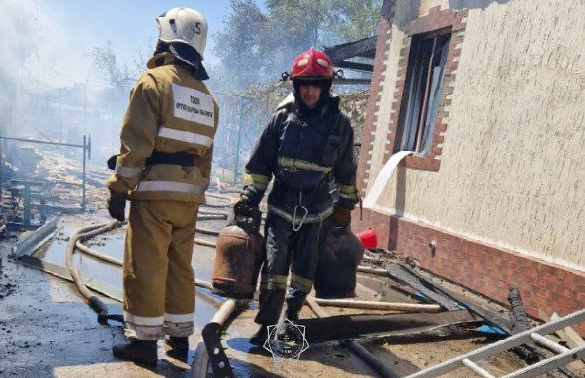 ТЖМ қызметкерлері өрт кезінде әжені құтқарып, жарылыстың алдын алды